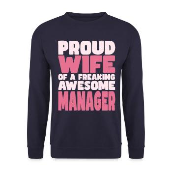 Stolze Ehefrau Eines Verdammt Guten Managers - Unisex Pullover - Navy - Vorne - Alina (178cm) & Michal (187cm)