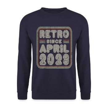 Geburtstag April 2023 Retro Geschenk - Unisex Pullover - Navy - Vorne - Alina (178cm) & Michal (187cm)