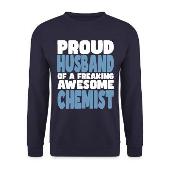 Proud wife of a damn good chemist - Unisex Sweatshirt - navy - Front - Alina (178cm) & Michal (187cm)