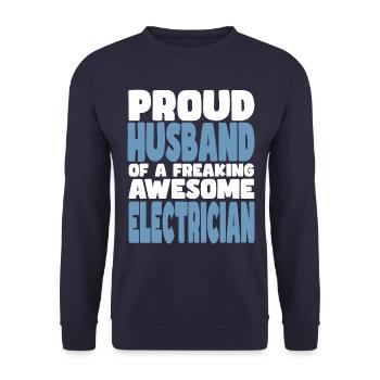 Fière épouse d’un sacré bon électricien - Sweat-shirt Unisexe - marine - Devant - Alina (178cm) & Michal (187cm)