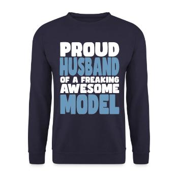 Fière épouse d’un sacré bon mannequin - Sweat-shirt Unisexe - marine - Devant - Alina (178cm) & Michal (187cm)