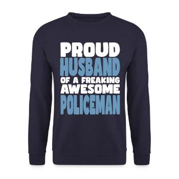 Fière épouse d’un sacré bon flic - Sweat-shirt Unisexe - marine - Devant - Alina (178cm) & Michal (187cm)