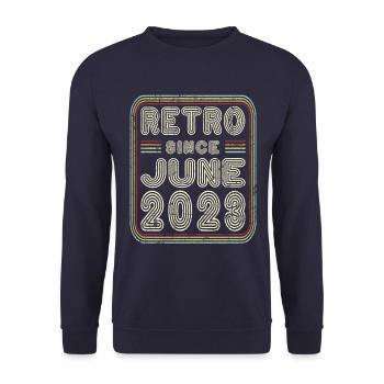 Geburtstag Juni 2023 Retro Geschenk - Unisex Pullover - Navy - Vorne - Alina (178cm) & Michal (187cm)