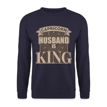 Steinbock Ehemann Ist König - Unisex Pullover - Navy - Vorne - Alina (178cm) & Michal (187cm)
