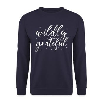 Achtsamkeit Spruch Unendlich dankbar - Unisex Pullover - Navy - Vorne - Alina (178cm) & Michal (187cm)