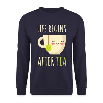 Das Leben beginnt nach dem Tee Niedlicher Teeliebhaber Kawaii-Tee - Unisex Pullover - Navy - Vorne - Alina (178cm) & Michal (187cm)