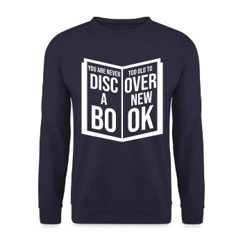Man ist nie zu alt, um ein neues Buch zu entdecken - Unisex Pullover - Navy - Vorne - Alina (178cm) & Michal (187cm)