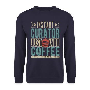 Instant-Kurator Fügen Sie einfach Kaffee hinzu - Unisex Pullover - Navy - Vorne - Alina (178cm) & Michal (187cm)