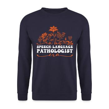 In My Speech-Language Pathologist Era Blumenmotiv - Unisex Pullover - Navy - Vorne - Alina (178cm) & Michal (187cm)