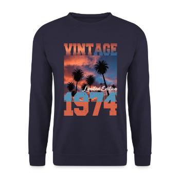 1974 Vintage Limited Edition Palmen Geboren 1974 - Unisex Pullover - Navy - Vorne - Alina (178cm) & Michal (187cm)