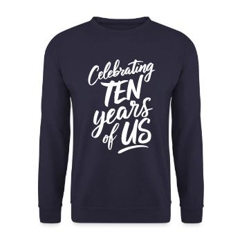 Feiern Zehn Jahre Von Uns - 10. Hochzeitstag - Unisex Pullover - Navy - Vorne - Alina (178cm) & Michal (187cm)