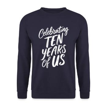 Feiere Zehn Jahre Von Uns 10. Hochzeitstag - Unisex Pullover - Navy - Vorne - Alina (178cm) & Michal (187cm)