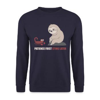 Skorpion Sternzeichen Faultier Geduld Zuerst - Unisex Pullover - Navy - Vorne - Alina (178cm) & Michal (187cm)