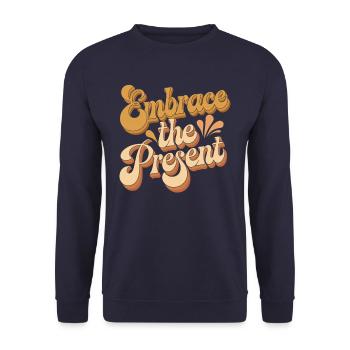 Umarme Die Gegenwart - Inspirierendes Zitat - Unisex Pullover - Navy - Vorne - Alina (178cm) & Michal (187cm)