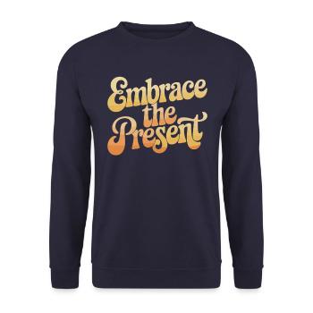 Umfasse Die Gegenwart Inspirierende Spiritualität - Unisex Pullover - Navy - Vorne - Alina (178cm) & Michal (187cm)