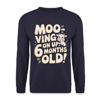 Halbes Jahr Geburtstag Moo-ving On Up 6 Monate Alt - Unisex Pullover - Navy - Vorne - Alina (178cm) & Michal (187cm)