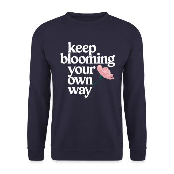 Keep Blooming Your Own Way Motivationsspruch - Unisex Pullover - Navy - Vorne - Alina (178cm) & Michal (187cm)