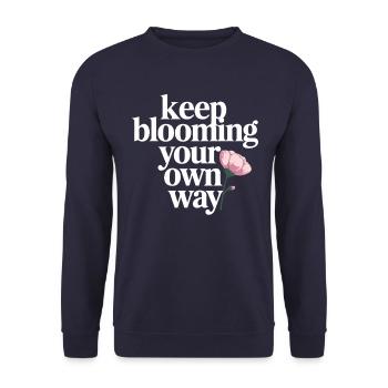Keep Blooming Your Own Way Blume - Unisex Pullover - Navy - Vorne - Alina (178cm) & Michal (187cm)