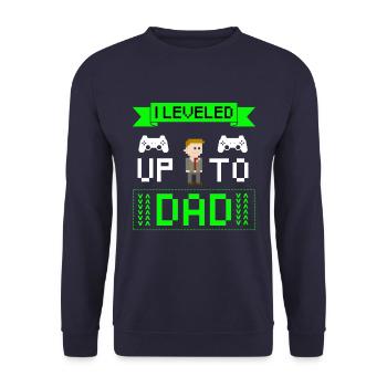 Leveled Up To Dad Vater Vatertag Papa Geschenk - Unisex Pullover - Navy - Vorne - Alina (178cm) & Michal (187cm)