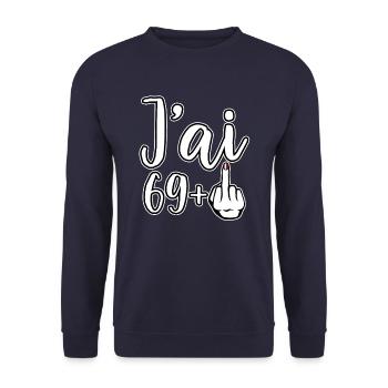 Ich bin 69 Plus 1 Mittelfinger 70. Geburtstag - Unisex Pullover - Navy - Vorne - Alina (178cm) & Michal (187cm)