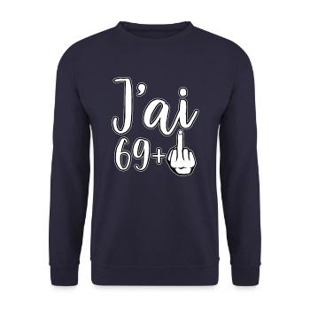 Ich bin 69 Plus 1 Mittelfinger 70. Geburtstag - Unisex Pullover - Navy - Vorne - Alina (178cm) & Michal (187cm)