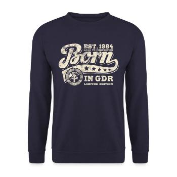 Born in GDR 1984 - Geburtstag - Ossi Geschenk - Unisex Pullover - Navy - Vorne - Alina (178cm) & Michal (187cm)