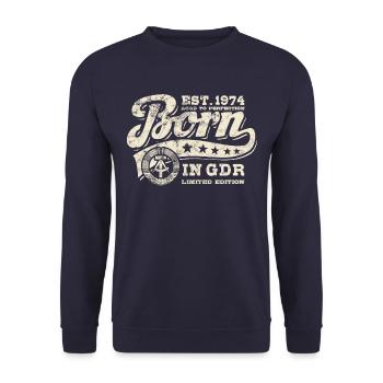Né en RDA 1974 - Anniversaire - Cadeau Ossi - Sweat-shirt Unisexe - marine - Devant - Alina (178cm) & Michal (187cm)