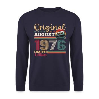 47. Geburtstag Mann August Jahrgang 1976 Kassette - Unisex Pullover - Navy - Vorne - Alina (178cm) & Michal (187cm)