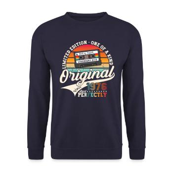 47. Geburtstag Mann August Jahrgang 1976 Kassette - Unisex Pullover - Navy - Vorne - Alina (178cm) & Michal (187cm)