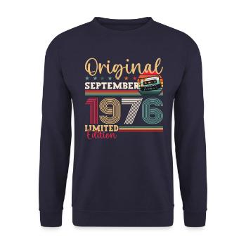 47. Geburtstag September Jahrgang 1976 Kassette - Unisex Pullover - Navy - Vorne - Alina (178cm) & Michal (187cm)