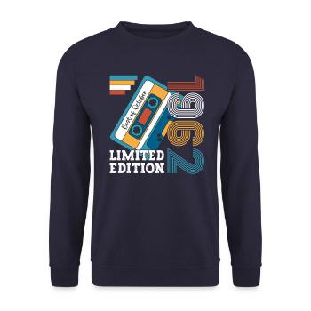61. Geburtstag Oktober Jahrgang 1962 Kassette - Unisex Pullover - Navy - Vorne - Alina (178cm) & Michal (187cm)