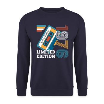47. Geburtstag Oktober Jahrgang 1976 Kassette - Unisex Pullover - Navy - Vorne - Alina (178cm) & Michal (187cm)