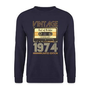 49. Geburtstag Kassette Oktober Jahrgang 1974 Tape - Unisex Pullover - Navy - Vorne - Alina (178cm) & Michal (187cm)