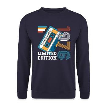 47. Geburtstag November Jahrgang 1976 Kassette - Unisex Pullover - Navy - Vorne - Alina (178cm) & Michal (187cm)