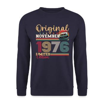 47. Geburtstag November Jahrgang 1976 Kassette - Unisex Pullover - Navy - Vorne - Alina (178cm) & Michal (187cm)