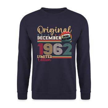 61. Geburtstag Kassette Dezember Jahrgang 1962 - Unisex Pullover - Navy - Vorne - Alina (178cm) & Michal (187cm)