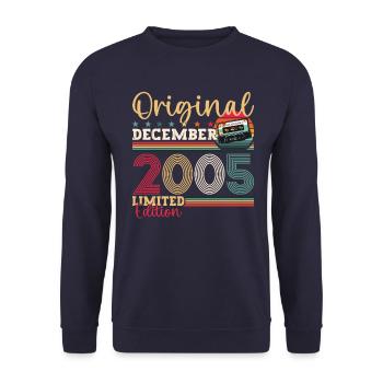 18. Geburtstag Dezember Jahrgang 2005 Kassette - Unisex Pullover - Navy - Vorne - Alina (178cm) & Michal (187cm)