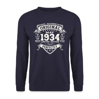 Mai 1934 Millésime 1934 Anniversaire 1934 Légende 34 - Sweat-shirt Unisexe - marine - Devant - Alina (178cm) & Michal (187cm)