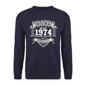 Anniversaire 1974 Mai 1974 Millésime 1974 Légende 74 - Sweat-shirt Unisexe - marine - Devant - Alina (178cm) & Michal (187cm)