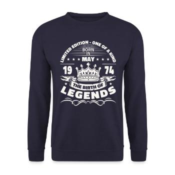 Légende Mai 1974 Millésime 1974 Anniversaire 1974 - Sweat-shirt Unisexe - marine - Devant - Alina (178cm) & Michal (187cm)