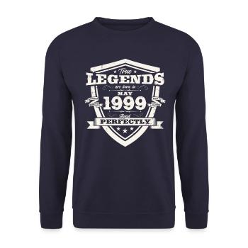 Légende Mai 1999 Millésime 1999 Anniversaire 1999 - Sweat-shirt Unisexe - marine - Devant - Alina (178cm) & Michal (187cm)