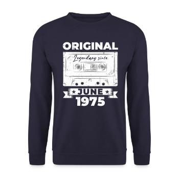 Kassette Juni 1975 Jahrgang 1975 Geburtstag 1975 - Unisex Pullover - Navy - Vorne - Alina (178cm) & Michal (187cm)