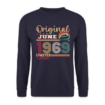 Kassette Juni 1969 Jahrgang 1969 Geburtstag 1969 - Unisex Pullover - Navy - Vorne - Alina (178cm) & Michal (187cm)