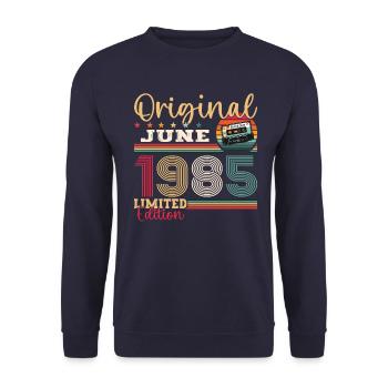 Cassette Juin 1985 Millésime 1985 Anniversaire 1985 - Sweat-shirt Unisexe - marine - Devant - Alina (178cm) & Michal (187cm)