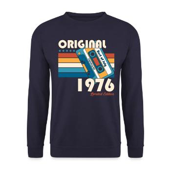 48. Geburtstag Kassette Juli 1976 Jahrgang 1976 - Unisex Pullover - Navy - Vorne - Alina (178cm) & Michal (187cm)