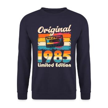 40th Birthday Cassette August Vintage 85 Orig. - Unisex Sweatshirt - navy - Front - Alina (178cm) & Michal (187cm)