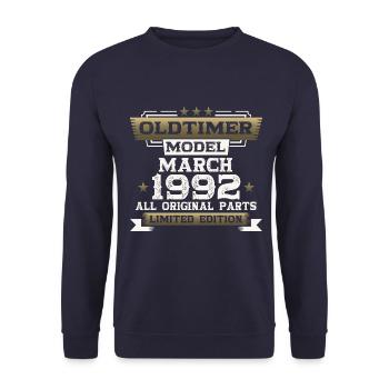 33. Geburtstag Oldtimer März 1992 Jahrgang 92 - Unisex Pullover - Navy - Vorne - Alina (178cm) & Michal (187cm)