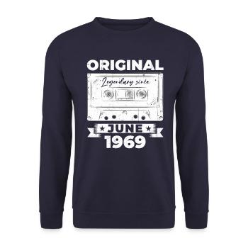Kassette Juni 1969 Jahrgang 1969 Geburtstag 1969 - Unisex Pullover - Navy - Vorne - Alina (178cm) & Michal (187cm)