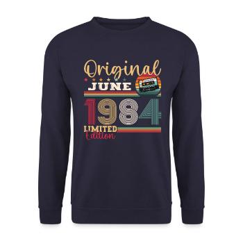 Kassette Juni 1984 Jahrgang 1984 Geburtstag 1984 - Unisex Pullover - Navy - Vorne - Alina (178cm) & Michal (187cm)