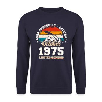 50. Geburtstag Vintage Oktober 1975 Geschenkidee - Unisex Pullover - Navy - Vorne - Alina (178cm) & Michal (187cm)